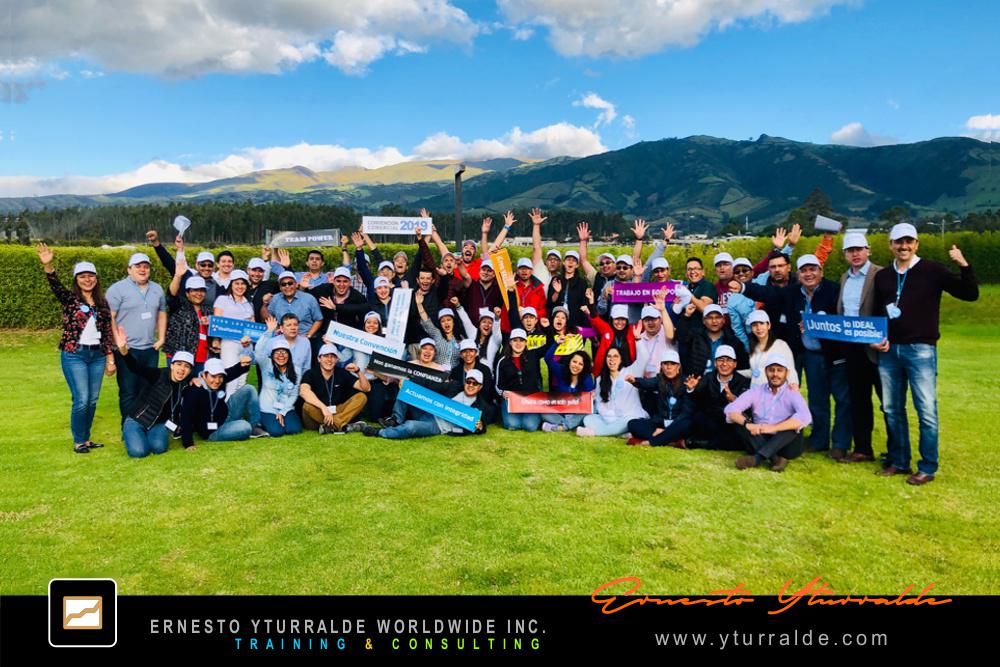 Colaboradores celebrando logros en jornada vivencial